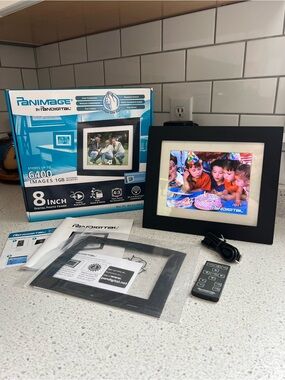 PANDIGITAL 8-inch Black Digital Photo Frame - 1GB